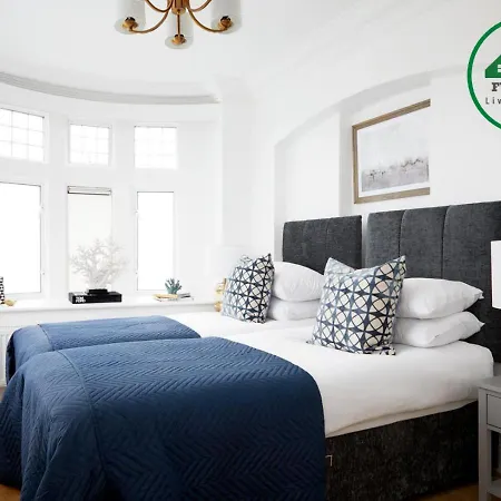 FW Haute North Finchley: Pet-Friendly 3-Bed Flat with Wi-Fi